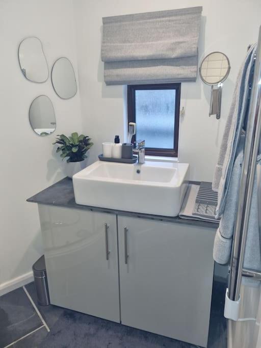 Апартаменты The Den - A Modern, Quirky, Self Contained Unit Браунтон Экстерьер фото
